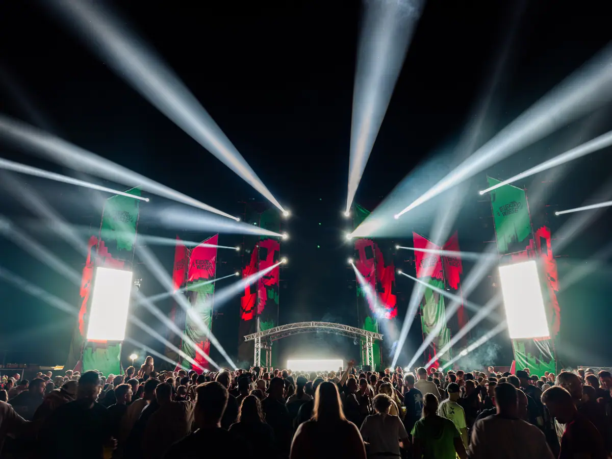 Mainstage beim Elektrowiese Festival 2026 mit weißen Beams über dem Publikum