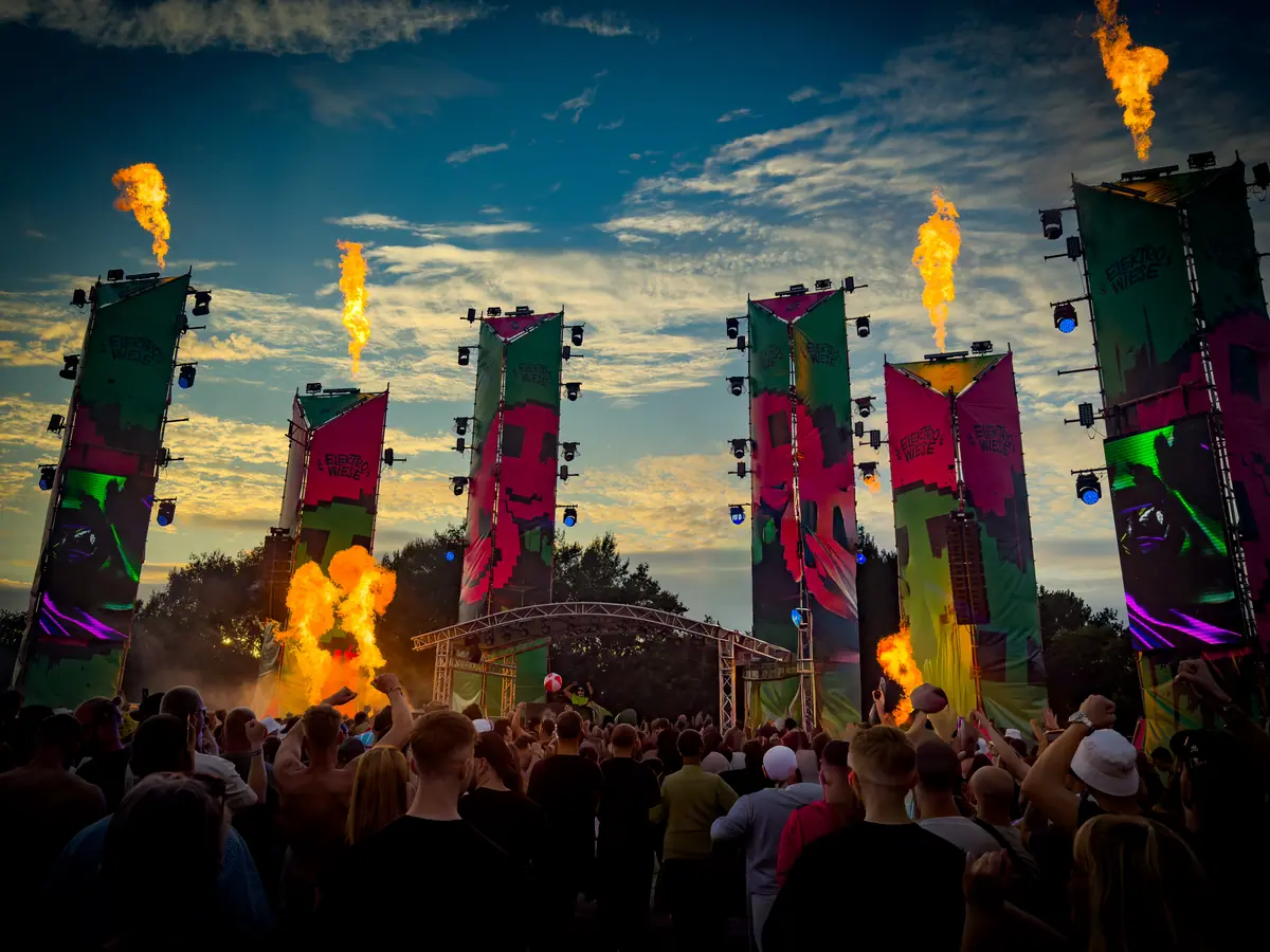 Bühnentürme mit Flammeneffekten beim Elektrowiese Festival am Abend