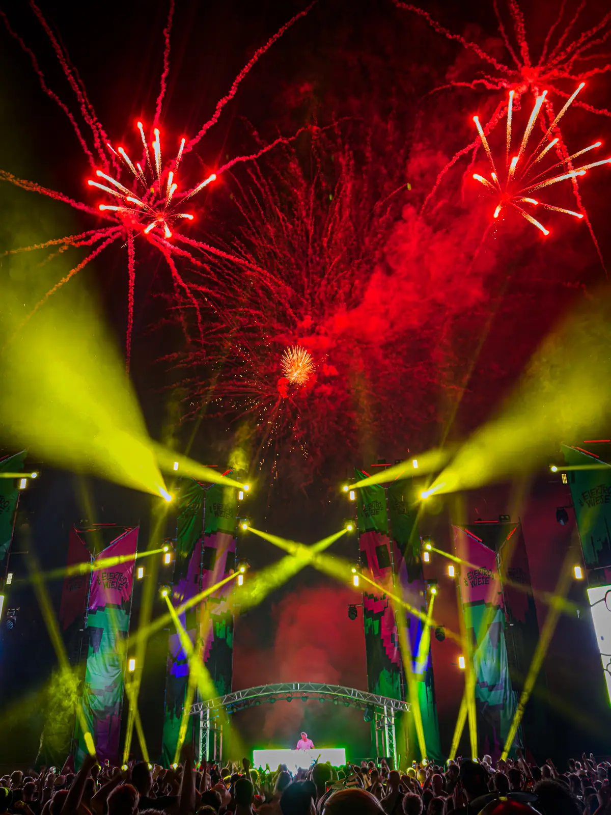 Feuerwerk und gelbe Lichtstrahlen über der Mainstage beim Elektrowiese Festival