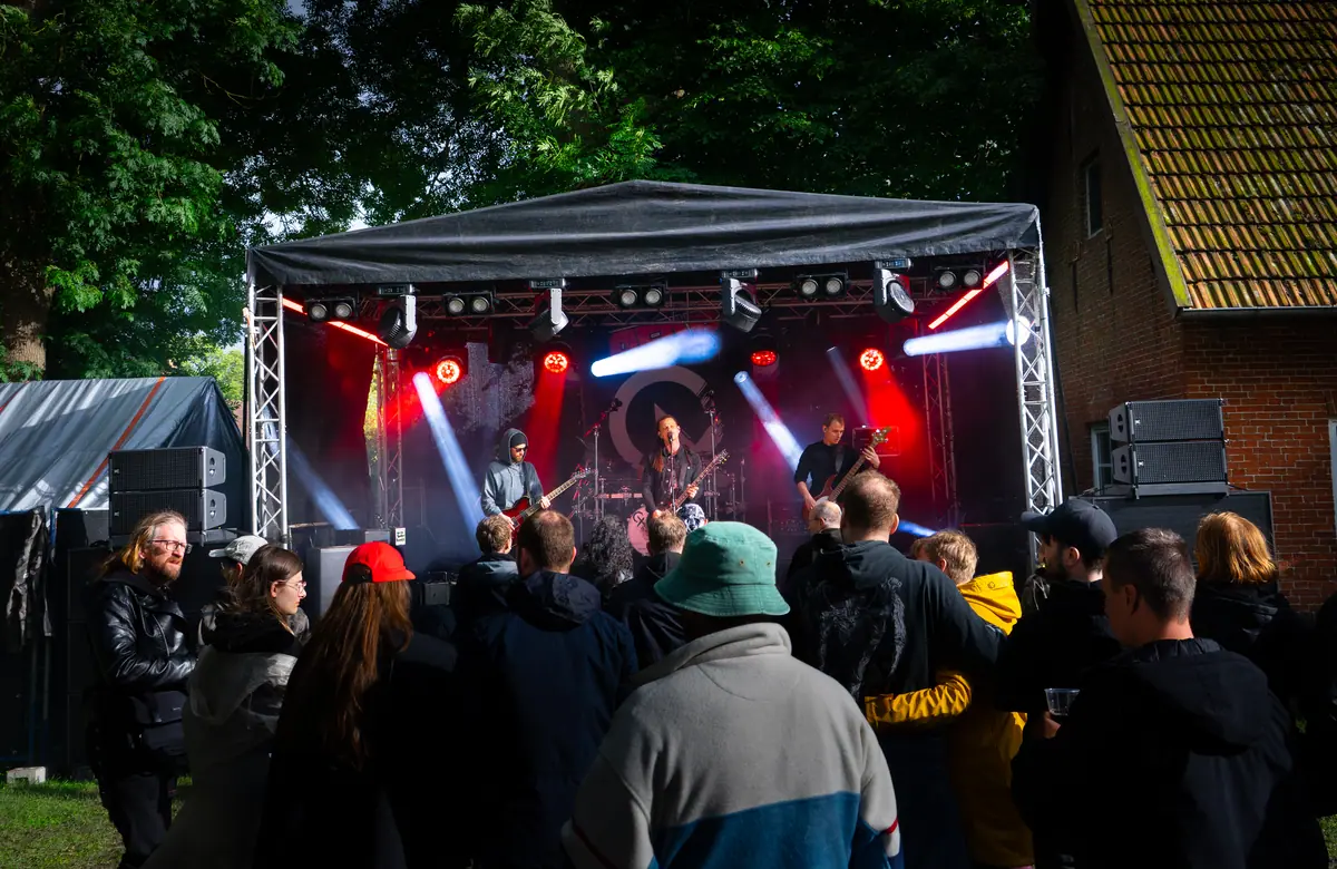 Band auf der Bühne beim Benefiz-Festival Rock for Animal Rights mit rotem Licht