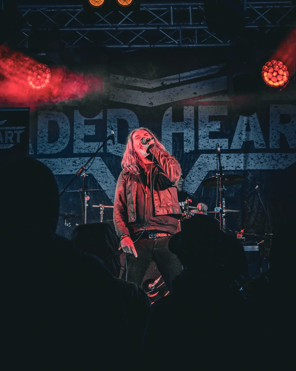Auftritt im roten Gegenlicht beim Rock for Animal Rights Festival