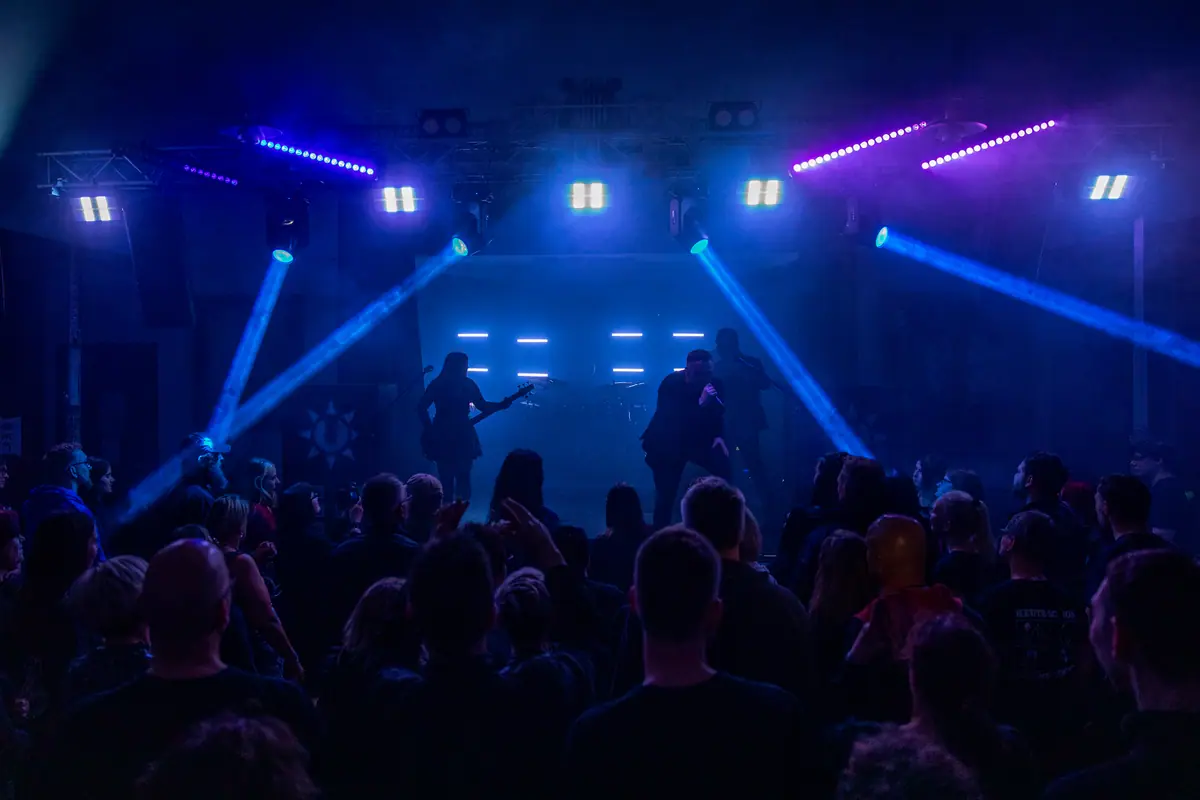 Blaue Moving-Head-Strahlen über dem Publikum bei Rock over Seefeld 2025