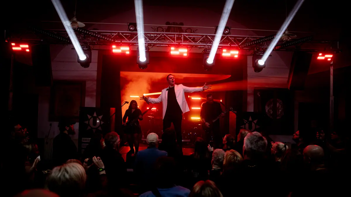 Auftritt mit roten Lichtern und weißen Strahlern bei Rock over Seefeld 2025