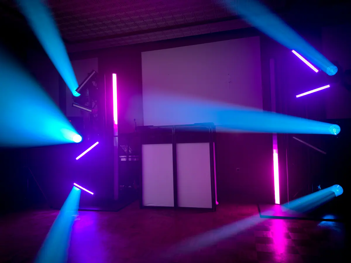 Blaue und violette Lichtstrahlen im Saal bei der Silvesterfeier am Butjadinger Tor
