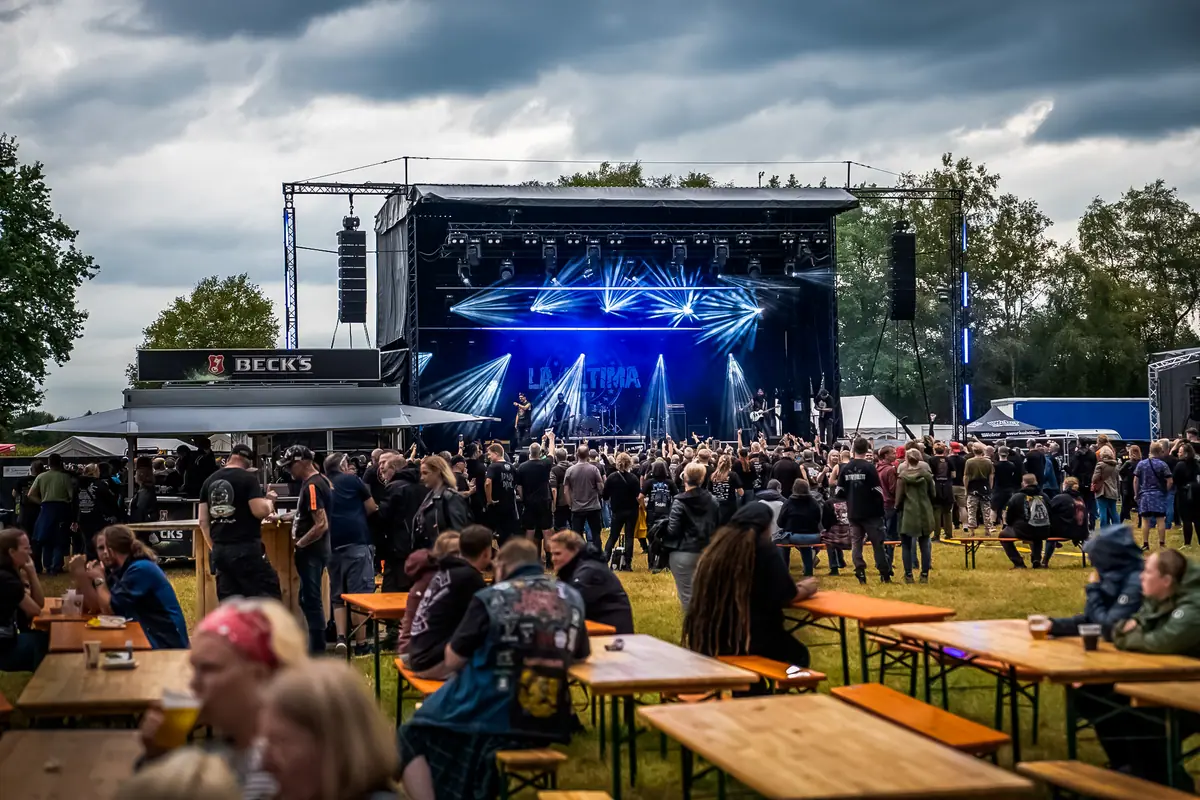 Hauptbühne beim Sturmflut Festival 2026 mit blauer Lichtshow vor vollem Gelände