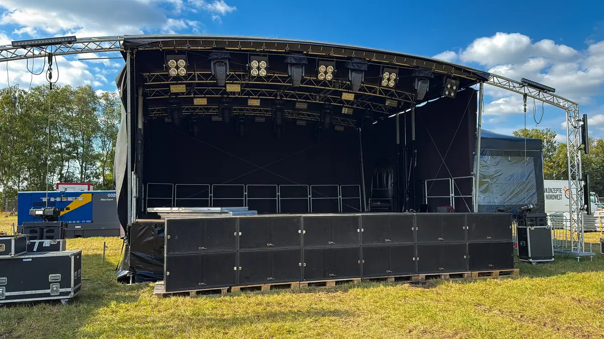 Hauptbühne des Sturmflut Festivals am Tag mit Line-Array und Traversen