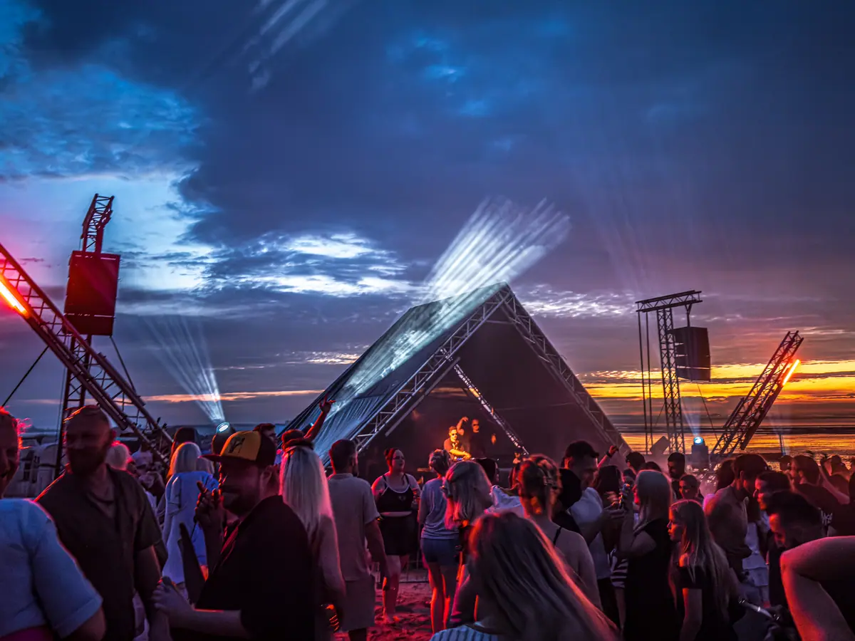 Strandbühne beim Wave & Sand Festival in Wilhelmshaven in der Abenddämmerung