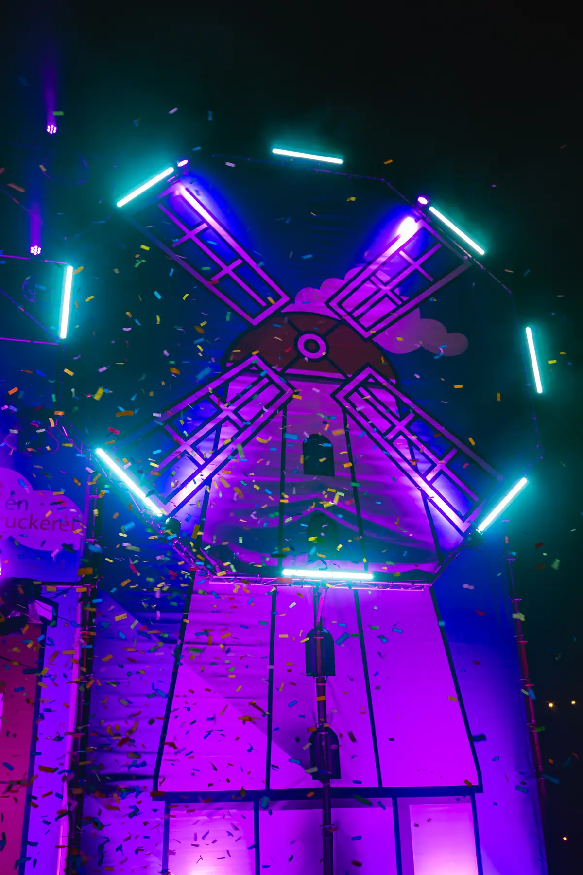 Mit LED-Bars beleuchtete Windmühle auf der Bühne des WeLoveDorf Festivals