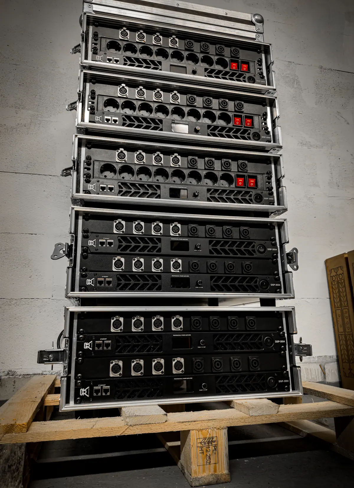 Endstufen-Racks für die Tontechnik, gestapelt auf einer Palette