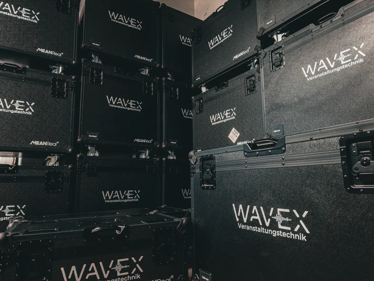 Gestapelte Flightcases mit WaveX-Logo im Lager