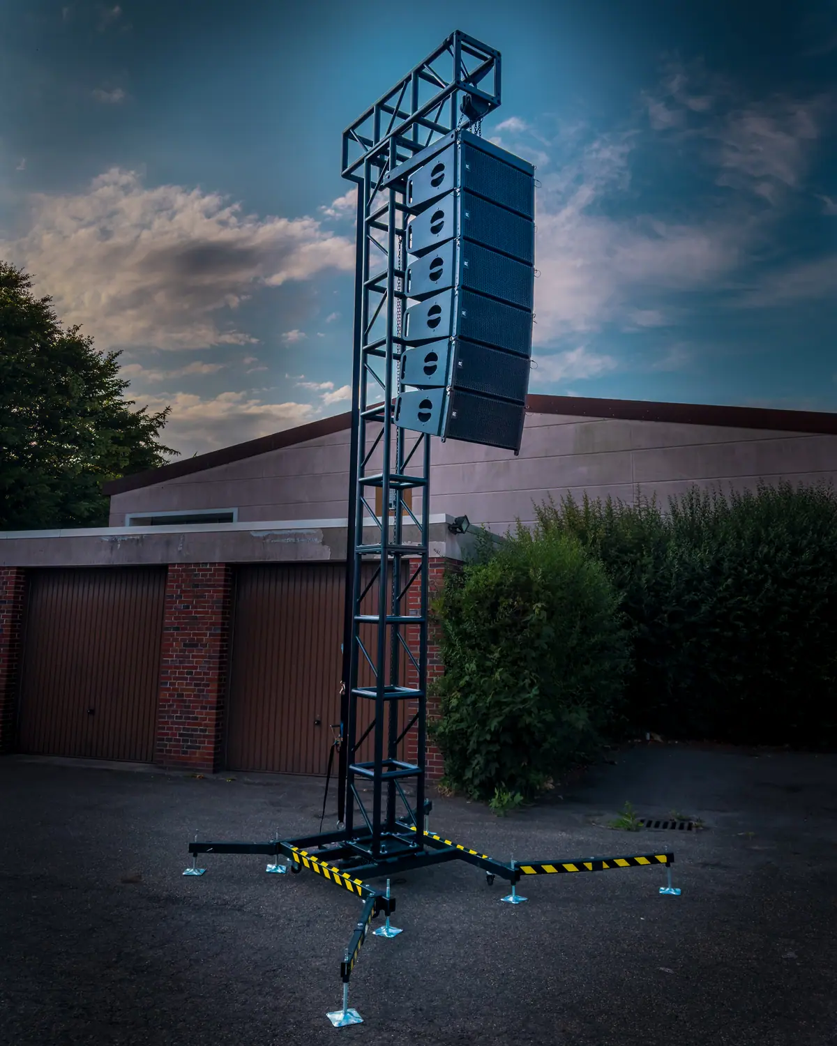 Line-Array an einem Lift vor Abendhimmel