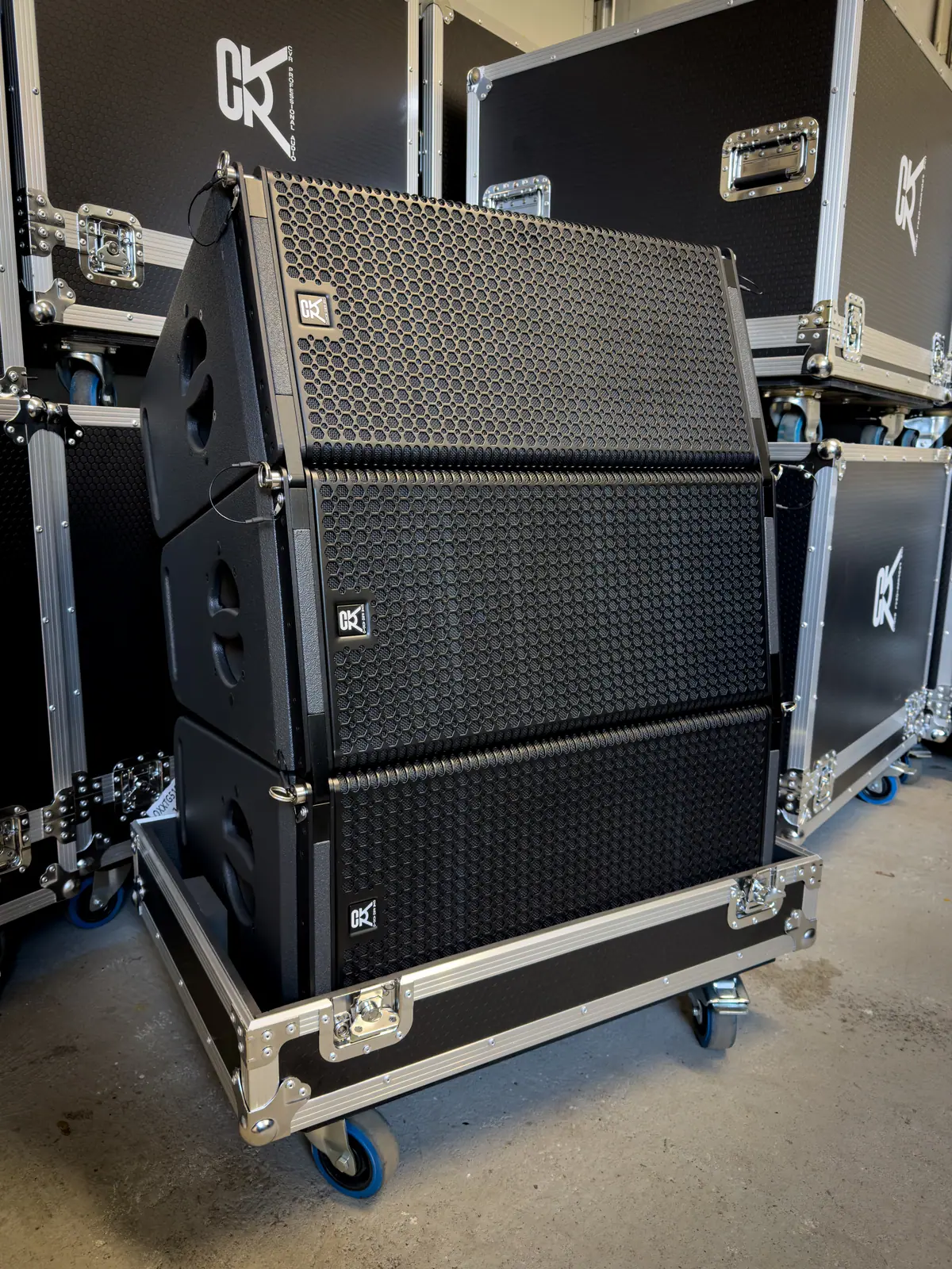 CVR W310 Line-Array-Module auf einem Transportwagen vor Flightcases